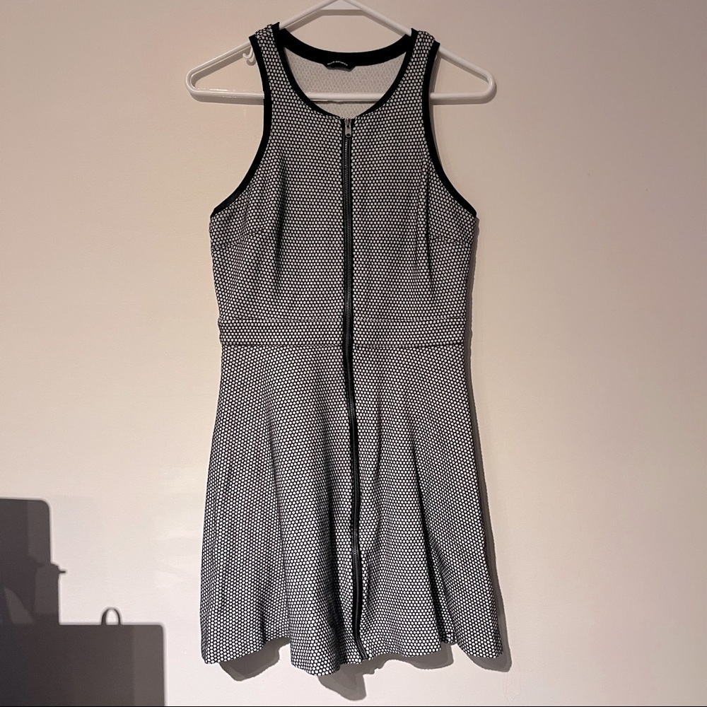 Black and white Club Monaco front zip dress. Size 6